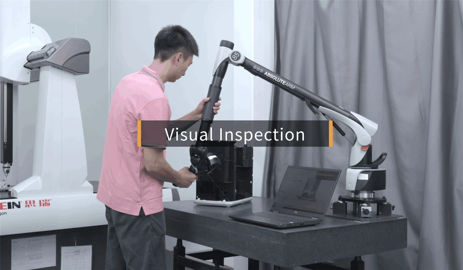 Un técnico verifica las dimensiones de una carcasa Jetinno