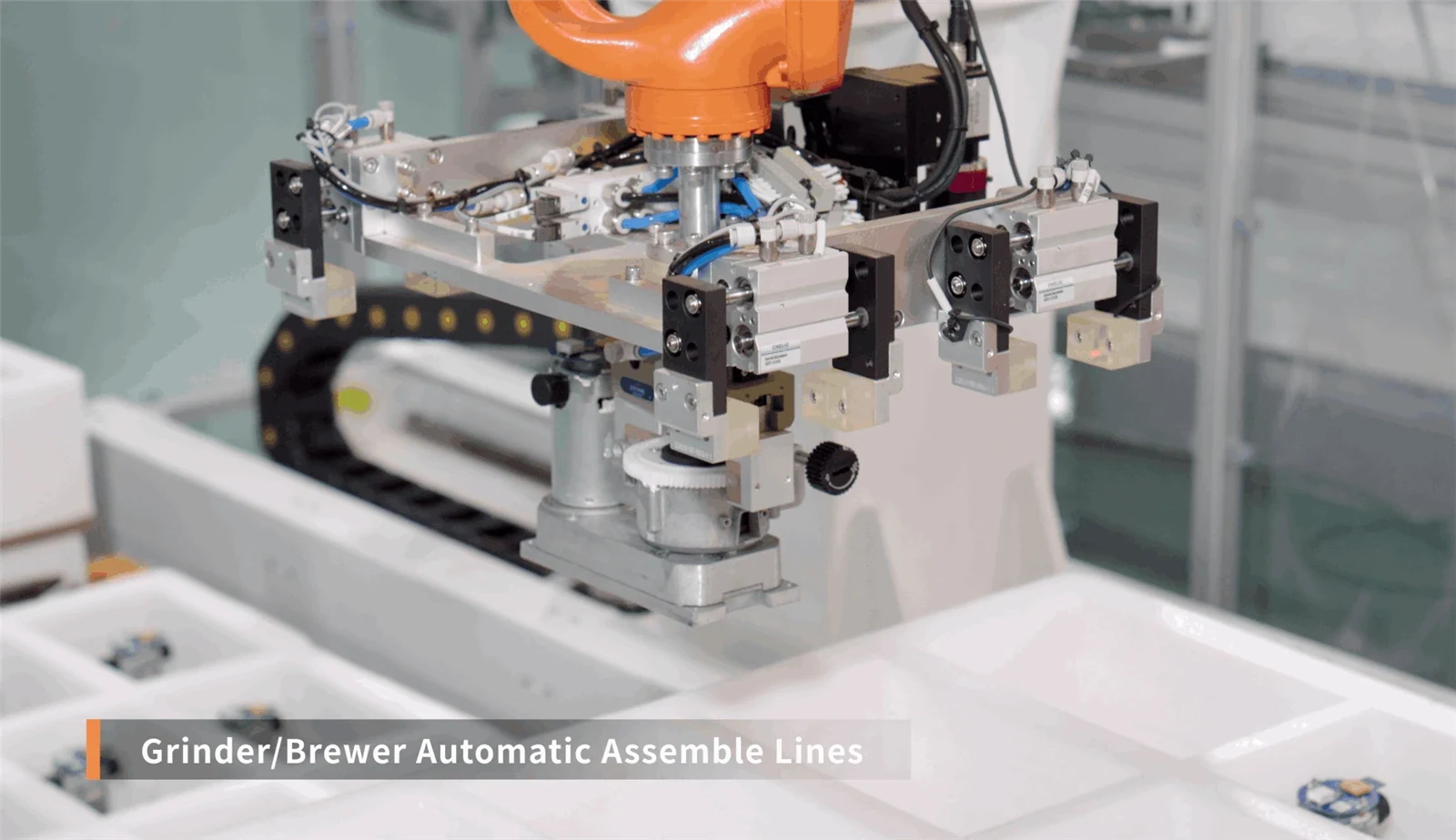 Montaje automatizado de componentes en la fábrica Jetinno