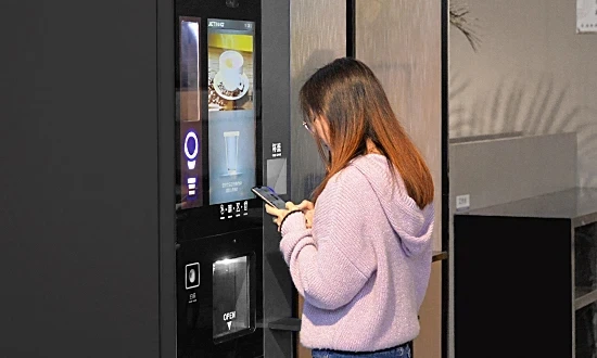 Una clienta junto a una máquina vending Jetinno